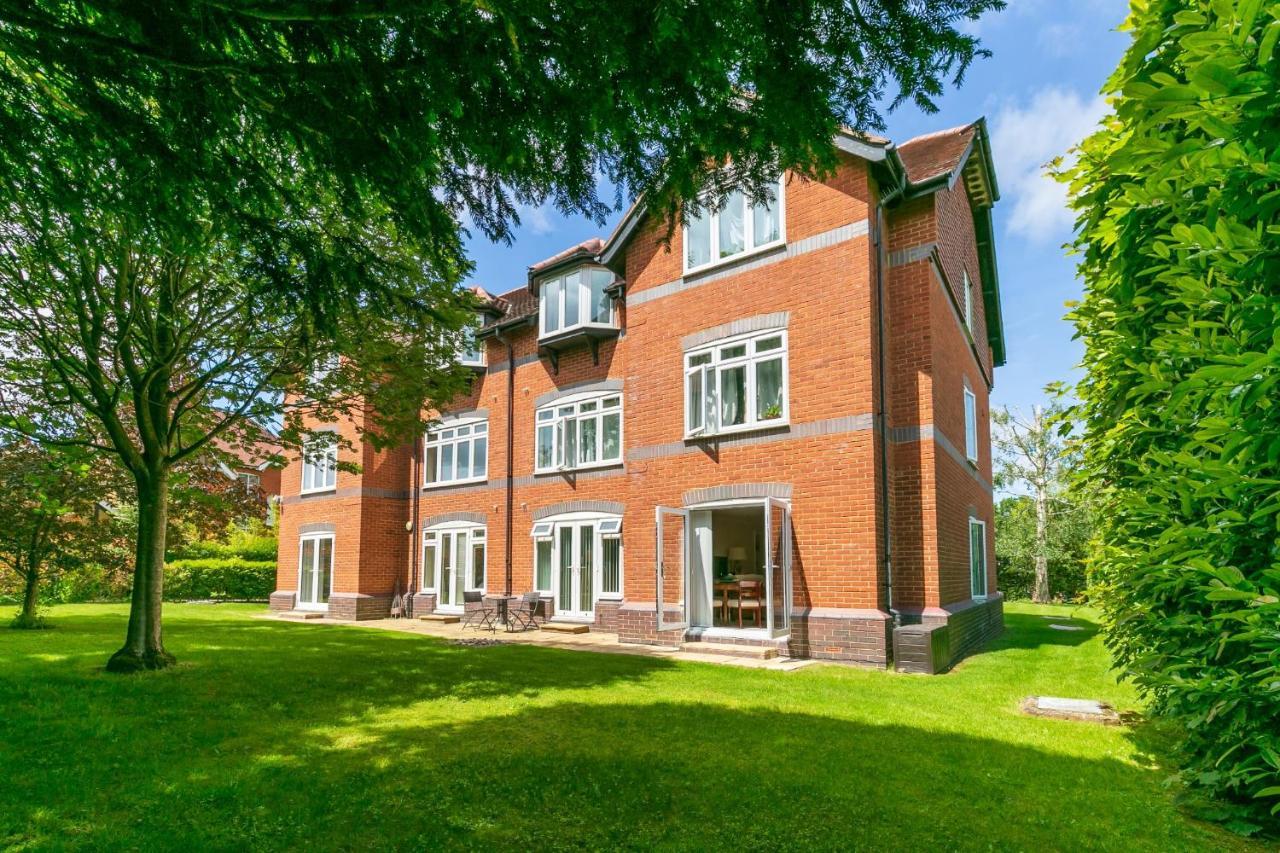 Large Apartment With Parking Guildford Kültér fotó
